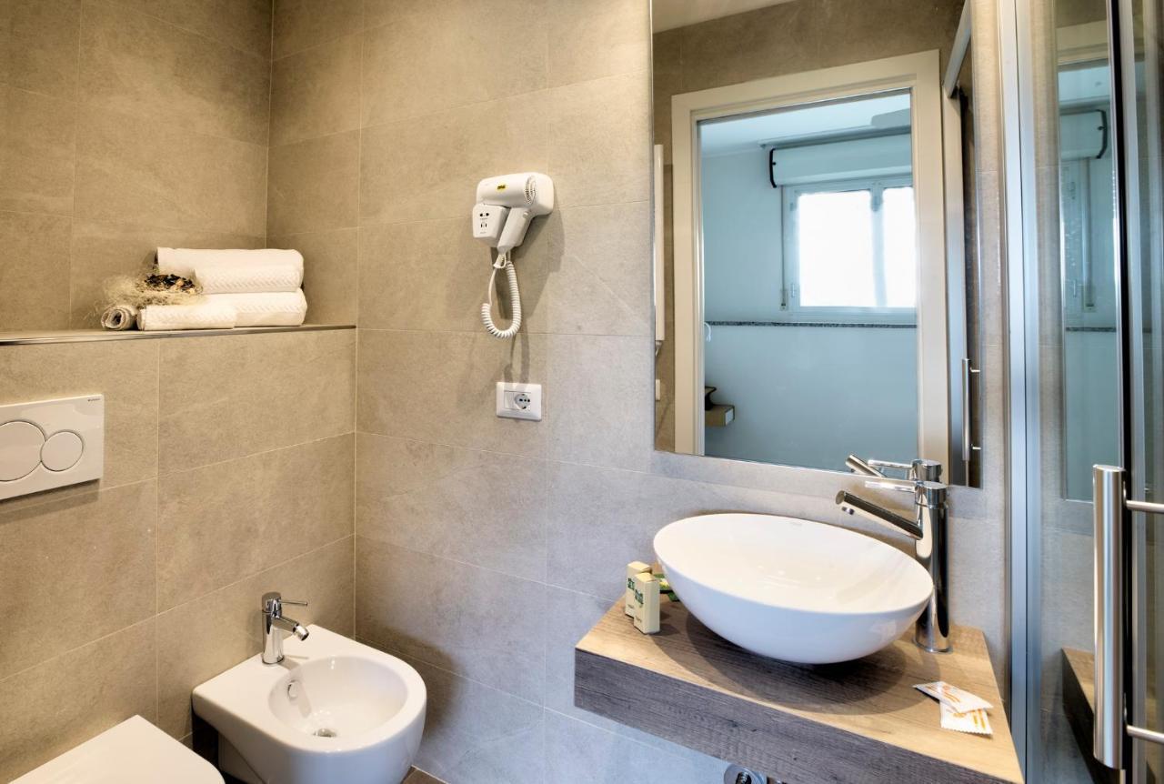 Hotel Clara Риччоне Экстерьер фото